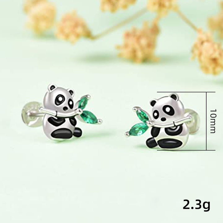 Boucle d'oreille panda bambou strass émeraude - Enfant : un adorable panda tenant un bambou avec des feuilles scintillantes en strass vert émeraude.