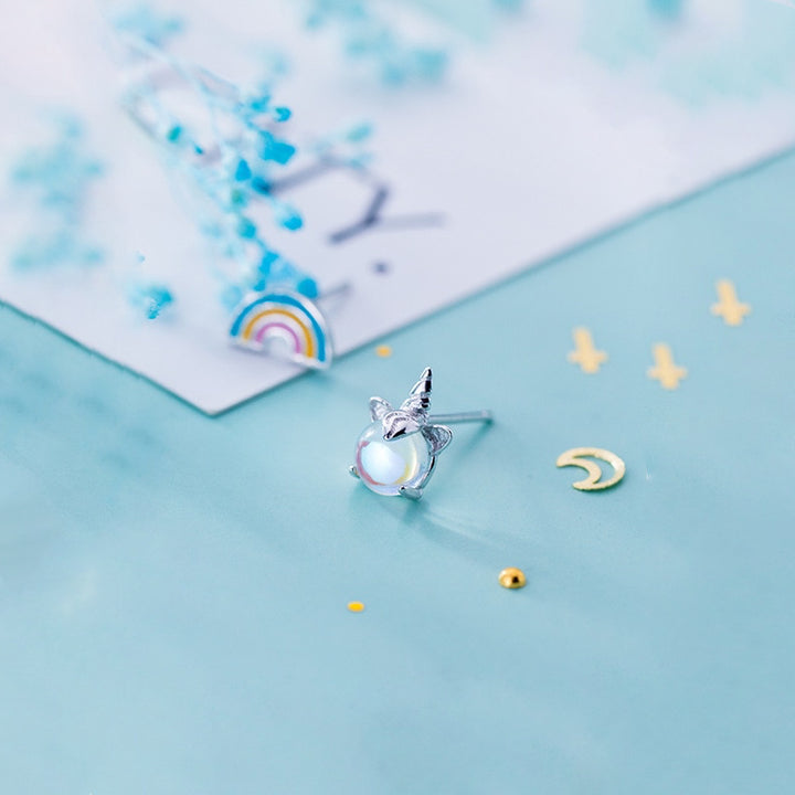 Boucles d'oreille dépareillées argent 925 avec arc-en-ciel et licorne en cristal scintillant - Enfant. Un mélange magique de couleur et de fantaisie pour votre petite fille.
