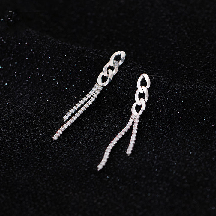 Boucle d'oreille pendante longue en argent 925 avec maillons de chaîne et strass étincelants - Femme. Parfaites pour illuminer vos soirées ou sublimer un look quotidien.