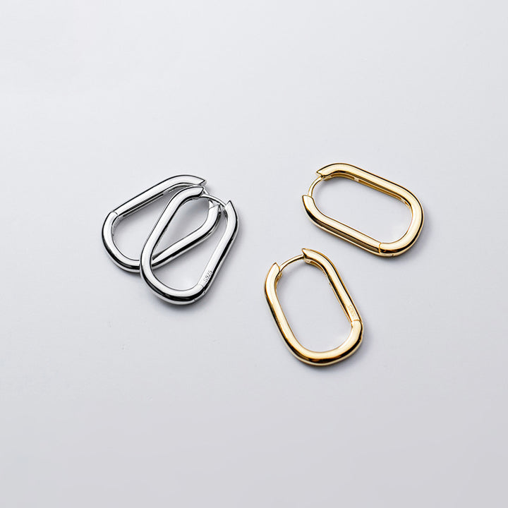 Boucles d'oreille ovales en créole en argent et or - Femme. Accessoire sophistiqué avec design unique. Dimensions : 2,4 x 1,5 cm.