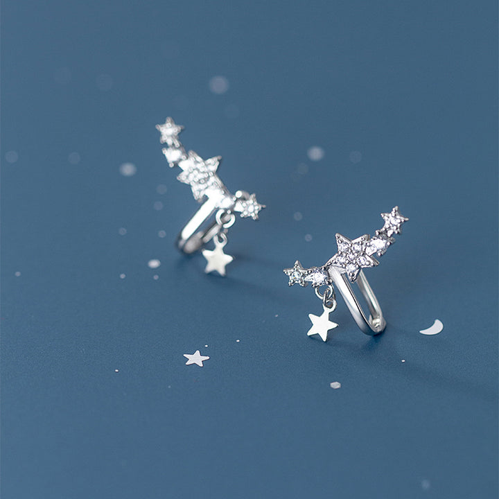 Boucle d'oreille manchette grimpante étoiles strass - Argent 925. Design unique avec barre enveloppant le lobe, étoiles en strass en cascade et étoile pendante.