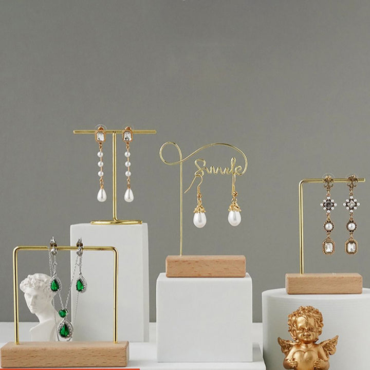 Présentoir support boucles d'oreille en bois et métal doré, avec différentes formes pour mettre en valeur vos bijoux préférés.