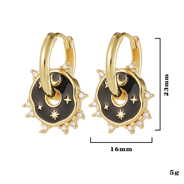 Boucle d'oreille anneau rond noir avec strass étoiles - Femme. Un design tendance en cuivre doré pour une touche d'originalité et d'éclat à vos tenues.