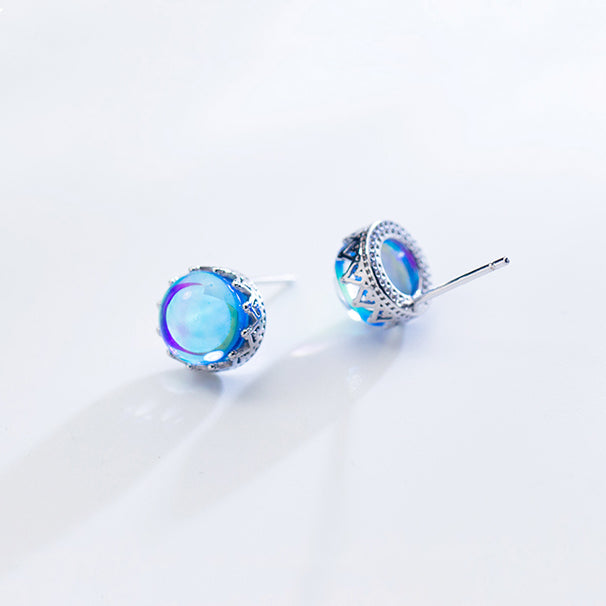 Boucle d'oreille couronne pierre opale bleu, cristal irradie des reflets arc-en-ciel, argent 925. Bijou d'exception pour chaque occasion.