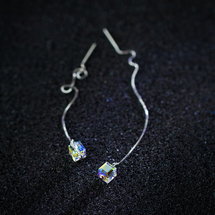 Boucle d'oreille longue chaîne pendante avec cristal cubique arc-en-ciel - Femme - Argent 925. Élégance intemporelle et sophistication discrète pour les femmes modernes.