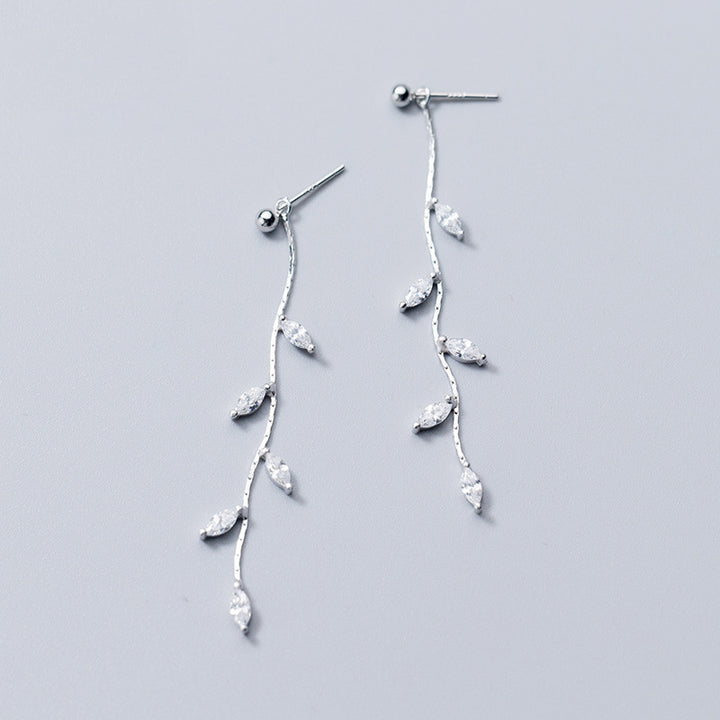 Boucles d'oreille pendantes longues avec feuilles en diamant - Argent 925. Élégantes et inspirées de la nature, ces boucles d'oreille apportent une touche de raffinement à votre allure.