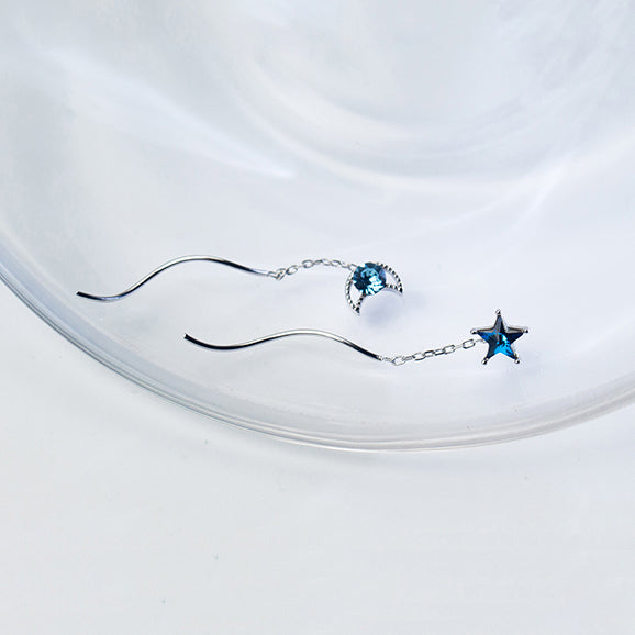 Boucle d'oreille pendante dépareillée avec étoile et pierre bleue en argent 925 - Femme - 4,2 x 0,7 cm - Lune, étoile, diamant saphir.