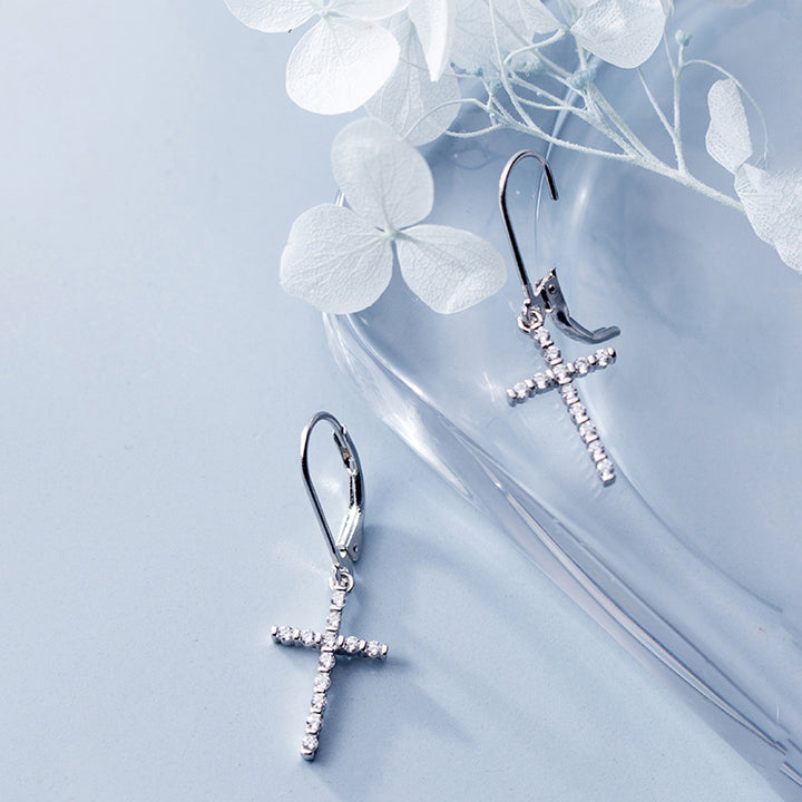 Boucle d'oreille dormeuse croix pendante strass en argent 925 - Élégance intemporelle avec strass scintillants pour ajouter une touche de brillance à n'importe quelle tenue.