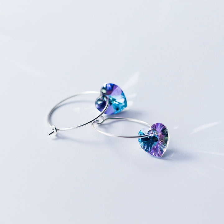 Boucle d'oreille créole fine avec cœur en pierre cristal - Femme - Argent 925. Élégance discrète et raffinement inégalé pour sublimer votre allure avec une pointe de féminité mystique.