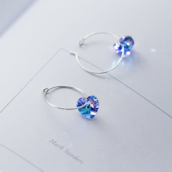 Boucle d'oreille créole fine avec cœur en cristal suspendu - Argent 925 - Femme. Une élégance discrète et raffinée pour sublimer votre allure avec féminité mystique.