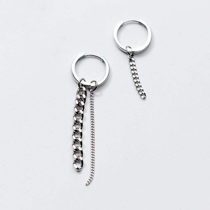 Boucle d'oreille argent 925, anneaux et chaînes pendantes asymétriques pour femme. Design moderne avec équilibre audacieux et subtilité.