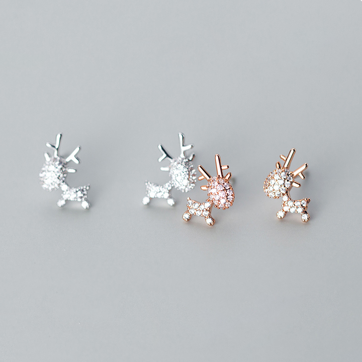 Boucles d'oreille renne noël strass - Enfant - Argent 925. Renne étincelant avec strass, bois délicatement travaillés. Disponibles en argent 925 ou argent 925 plaqué or rose. Dimensions : 1,2 x 0,9 cm.