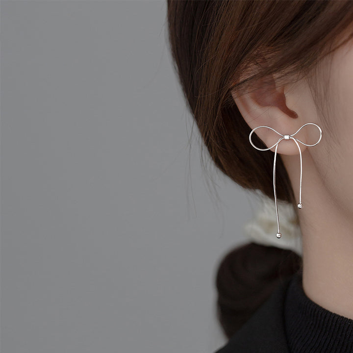 Boucle d'oreille noeud fin en argent 925 pour femme - Élégance et simplicité capturées dans ces boucles d'oreilles délicates en forme de nœud. Parfaites pour toutes occasions, elles reflètent la grâce féminine à chaque mouvement.