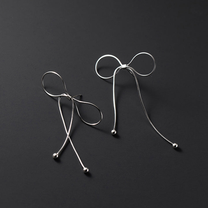 Boucle d'oreille noeud fin en argent 925 - Élégantes boucles d'oreilles en forme de nœud, reflétant une luminosité raffinée. Parfaites pour toutes occasions, elles captivent la grâce féminine à chaque mouvement. Dimensions : 5 cm, poids : 2g.