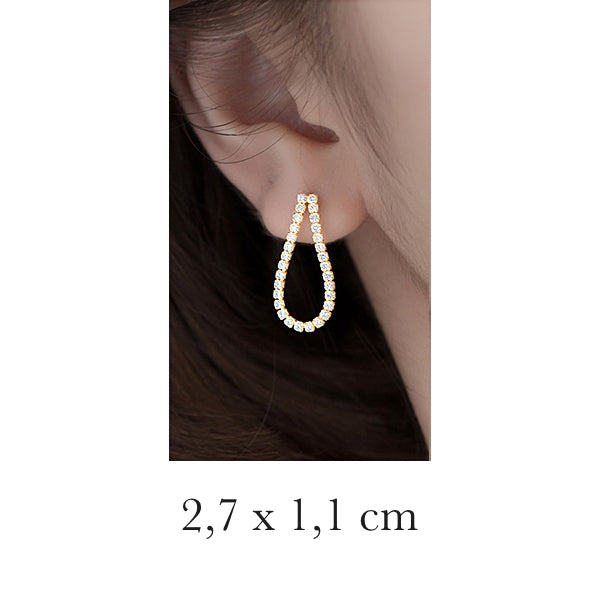 Boucle d'oreille pendante goutte strass - Femme - Argent 925. Éclatante et délicate, cette boucle d'oreille est ornée de strass incrustés avec précision, rappelant une goutte de rosée. Disponible en argent 925 pur ou plaqué or, elle ajoute une touche d'élégance à votre tenue.