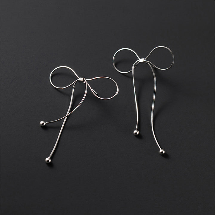 Boucle d'oreille noeud fin en argent 925 - Élégantes boucles d'oreilles en forme de nœud, reflétant une luminosité raffinée et capturant la grâce féminine à chaque mouvement. Parfaites pour toutes occasions, ces boucles se distinguent par leur design intemporel et leur artisanat méticuleux.