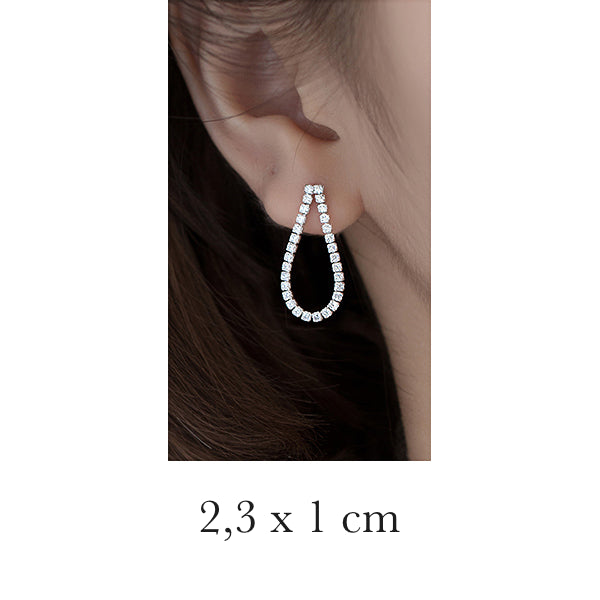 Boucle d'oreille pendante goutte strass - Femme - Argent 925. Élégante et scintillante, cette boucle d'oreille est un accessoire de mode incontournable pour ajouter une touche d'élégance à votre tenue.