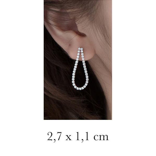 Boucle d'oreille pendante goutte strass - Femme - Argent 925. Une vue rapprochée d'une oreille avec une boucle d'oreille pendante brillante incrustée de strass. Ajoutez une touche d'élégance à votre tenue.