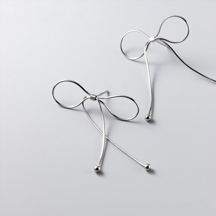 Boucle d'oreille noeud fin en argent 925 - Élégantes boucles d'oreilles en forme de nœud, reflétant une luminosité raffinée et capturant la grâce féminine. Parfaites pour toutes occasions. 5 cm, 2g. 1001 Boucles d'Oreille.