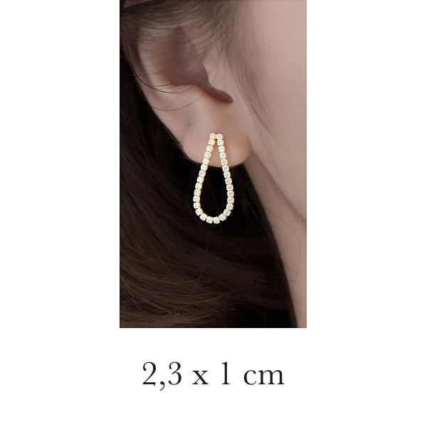 Boucle d'oreille pendante goutte strass - Femme - Argent 925. Élégantes boucles d'oreille pendantes en argent 925 avec strass incrustés, ajoutant une touche d'élégance à votre tenue. Disponibles en trois tailles.