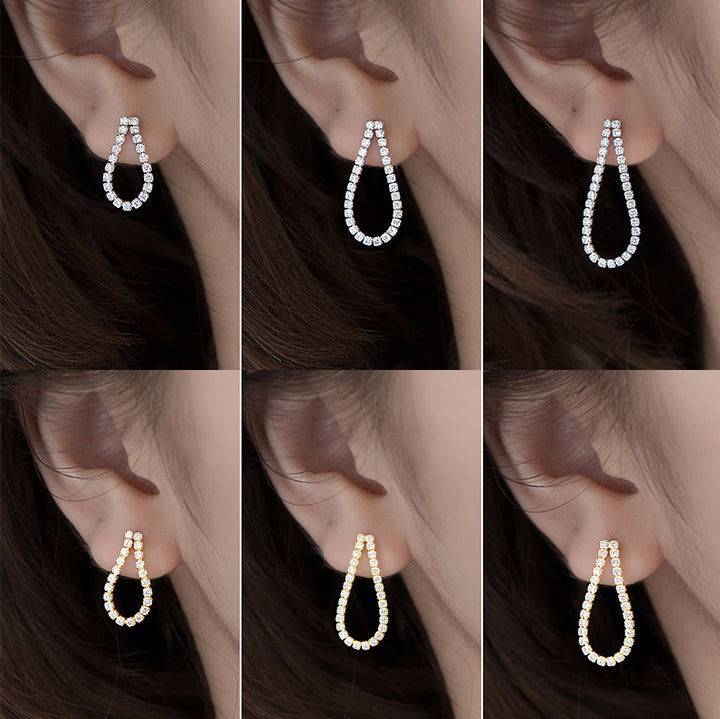 Boucle d'oreille pendante goutte strass - Femme - Argent 925. Élégantes boucles d'oreille avec strass incrustés, disponibles en argent pur ou plaqué or. Trois tailles pour toutes les préférences. Ajoutez une touche d'élégance à votre tenue.