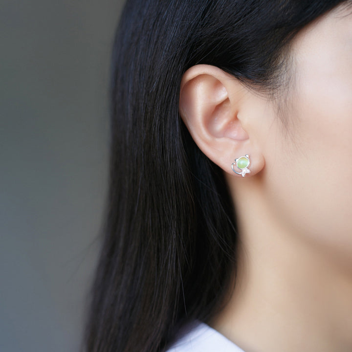 Boucle d'oreille chat en argent 925 avec pierre cristal vert et strass - Élégance naturelle et luxe fusionnent dans ces boucles d'oreille félines.