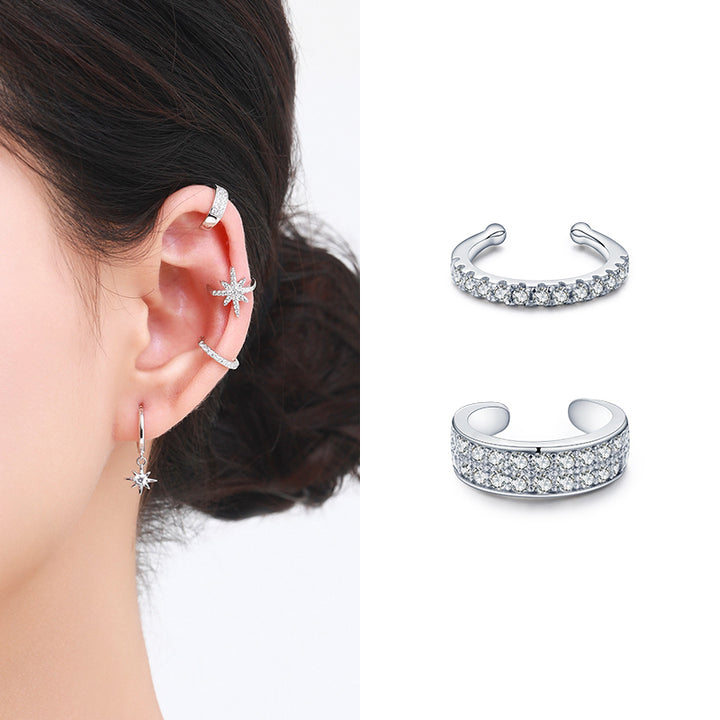 Une femme porte une boucle d'oreille cartilage sans trou avec des strass étincelants. Alternative élégante pour un look glamour sans percer le cartilage. Argent 925.