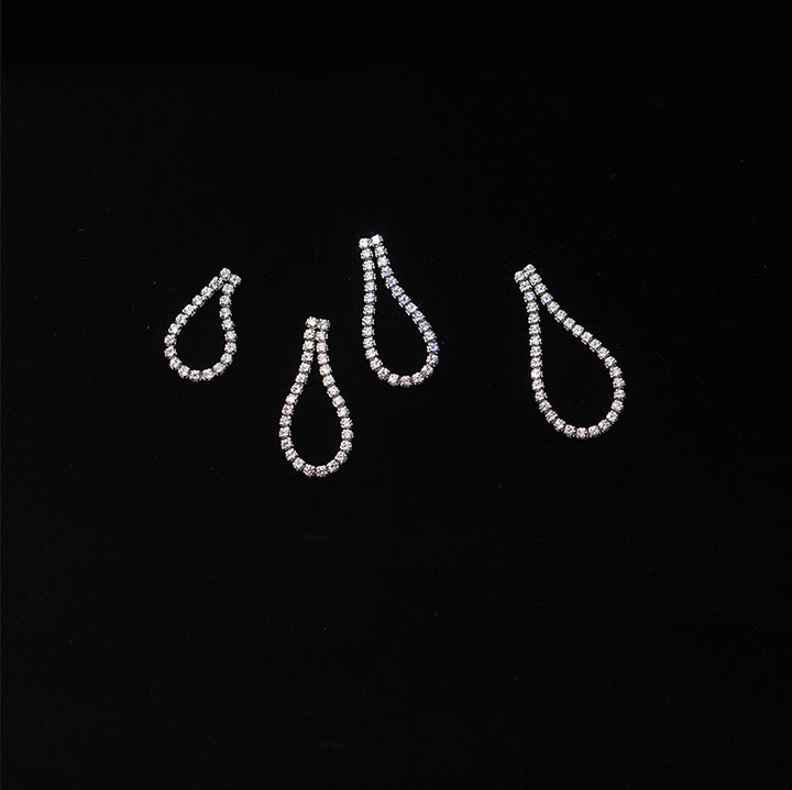 Boucle d'oreille pendante goutte strass - Femme - Argent 925. Éclatantes boucles d'oreille pendantes inspirées de la délicatesse d'une goutte de rosée, avec strass incrustés. Disponibles en argent 925 pur ou plaqué or, trois tailles pour toutes les préférences.