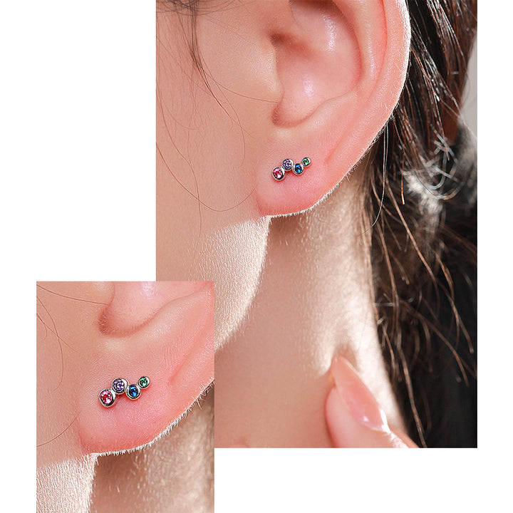 Boucle d'oreille grimpante ornée de strass ronds colorés pour femme en argent 925. Un dégradé captivant le long de l'oreille. Poids : 0,68 g.