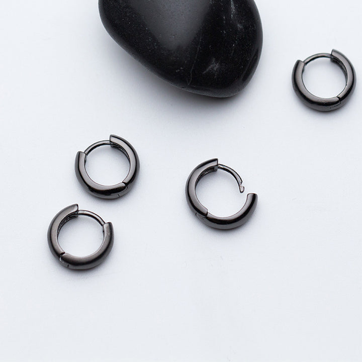 Boucle d'oreille anneau épais noir en argent 925 pour enfant. Design moderne et finition soignée. Idéales pour toutes les occasions.