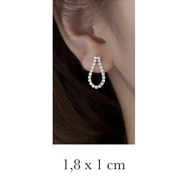 Boucle d'oreille pendante goutte strass - Femme - Argent 925. Élégantes boucles d'oreille pendantes en argent 925, ornées de strass étincelants. Parfaites pour ajouter une touche d'élégance à votre tenue. Disponibles en trois tailles.