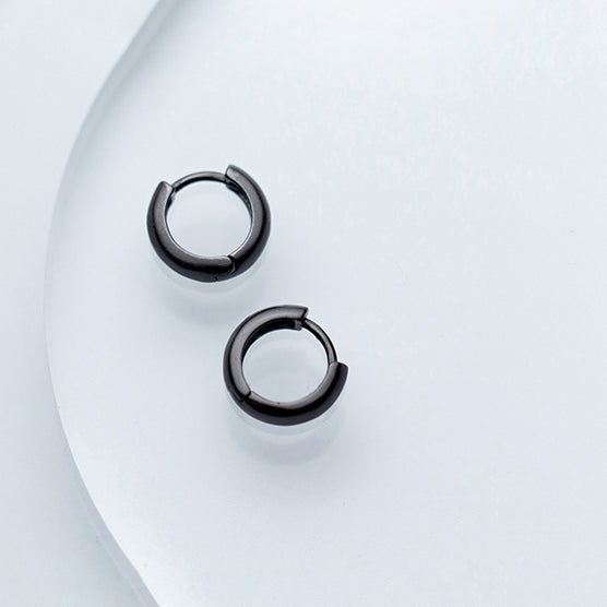 Boucle d'oreille anneau épais noir pour enfant en argent 925 - Design moderne et robuste pour briller avec subtilité et originalité. Parfaites pour tous les jours, chics et tendances, idéales pour toutes les occasions. Dimensions : 0,9 x 0,4 cm.