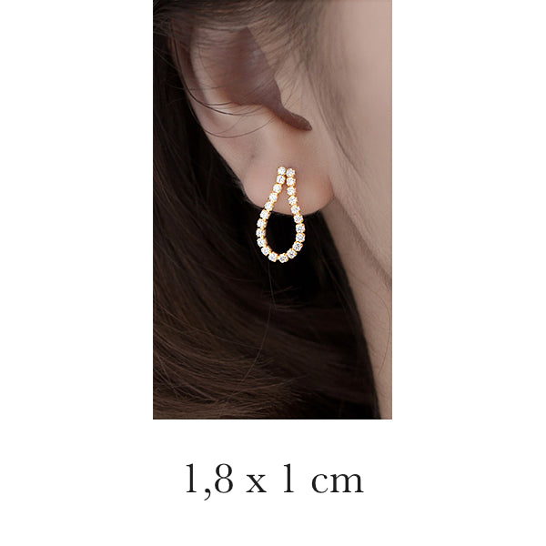 Boucle d'oreille pendante goutte strass - Femme - Argent 925. Éclatante et délicate, cette boucle d'oreille incrustée de strass ajoute une touche d'élégance à votre tenue. Disponible en argent pur ou plaqué or, elle est parfaite pour toutes les occasions.