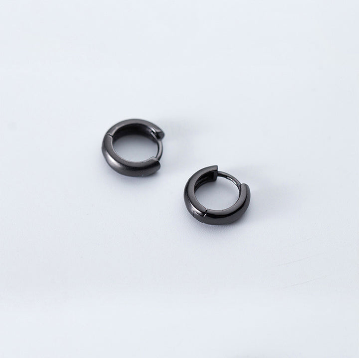 Boucle d'oreille anneau épais noir en argent 925 pour enfant - Style moderne et design intemporel pour briller avec subtilité et originalité. Résistantes et tendances, idéales pour toutes les occasions. Dimensions : 0,9 x 0,4 cm.