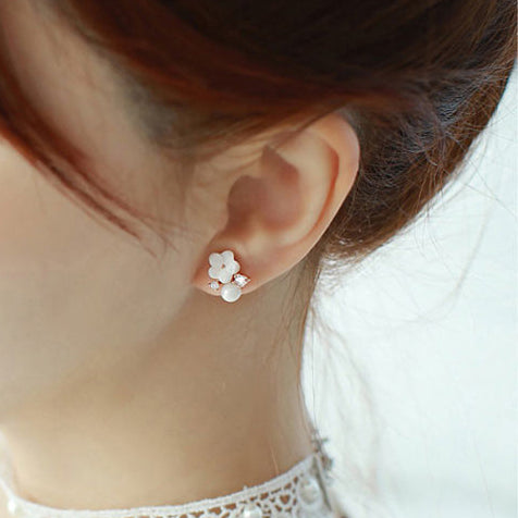 Boucle d'oreille fleur blanche perle strass - Femme - Argent 925. Grâce intemporelle, sophistication inégalée. Idéales pour sublimer votre tenue quotidienne ou une occasion spéciale.