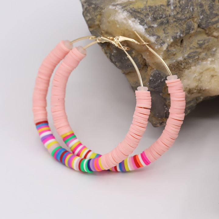 Boucle d'oreille créole avec anneaux plats colorés en argile - Enfant. Un mélange élégant d'amusement et de style pour les petites filles.