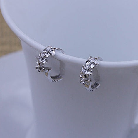 Boucle d'oreille créole fleurs strass en argent 925 - Élégance féminine avec trois fleurs scintillantes ornées de strass étincelants.