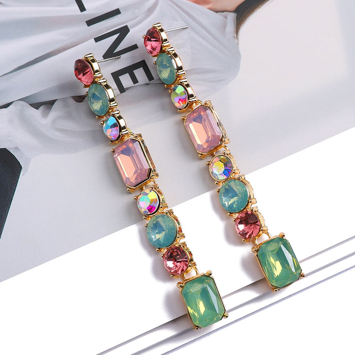 Boucle d'oreille longue avec pierres en cristal colorées - Femme. Bijou sophistiqué pour une allure vibrante et tendance. Disponible en 9 couleurs.