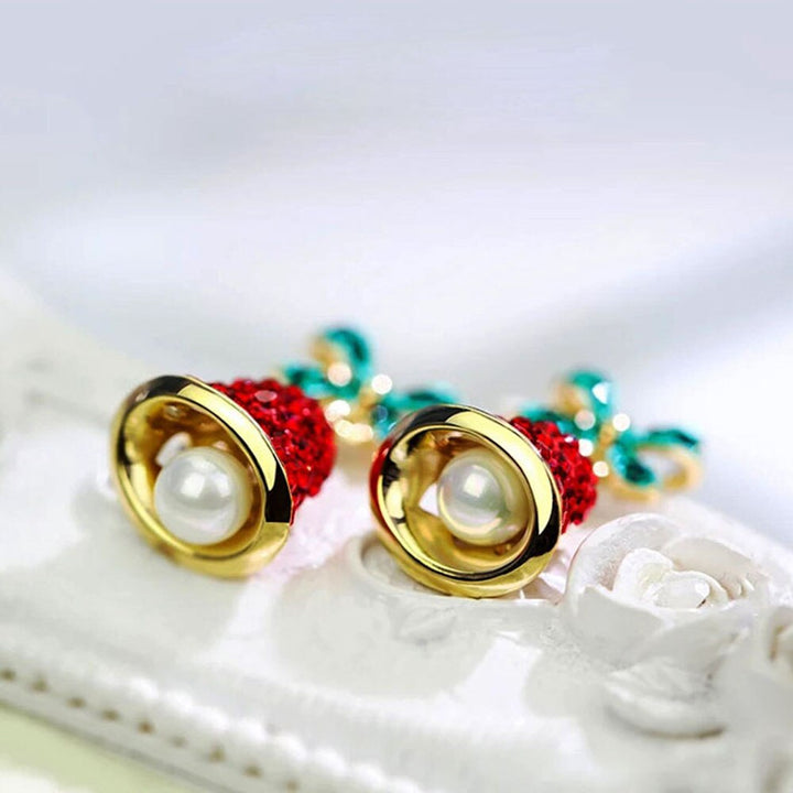 Une paire de boucles d'oreille pendantes en forme de cloche avec perle et strass - Femme. Ajoutez une touche de Noël à votre tenue festive avec ces merveilles dorées.