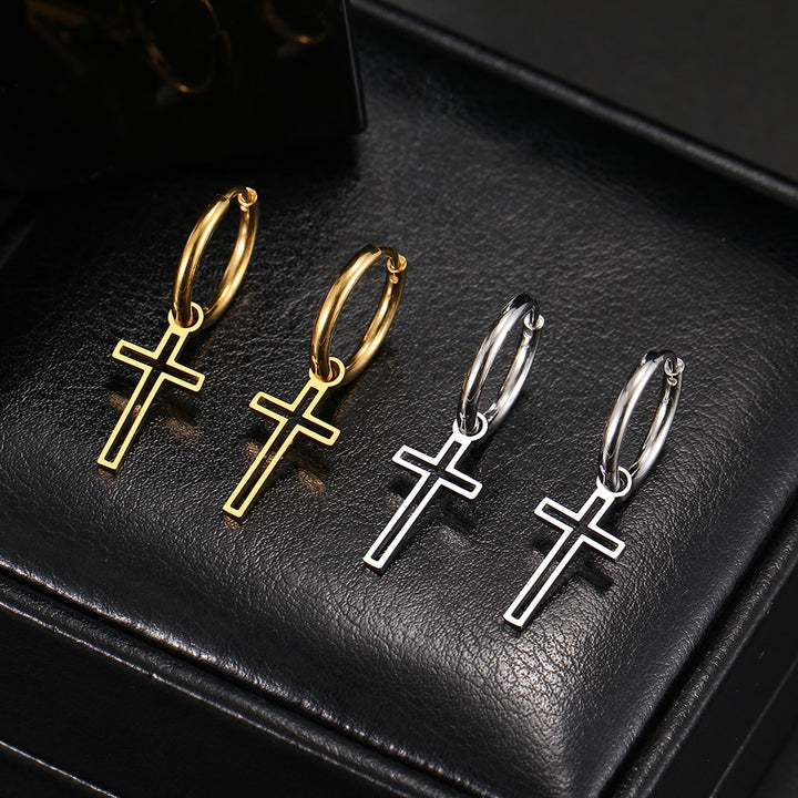Boucles d'oreille anneau croix ajourée pendante en acier inoxydable. Élégance intemporelle avec croix ajourée oscillante. Disponible en argent ou en plaqué or.
