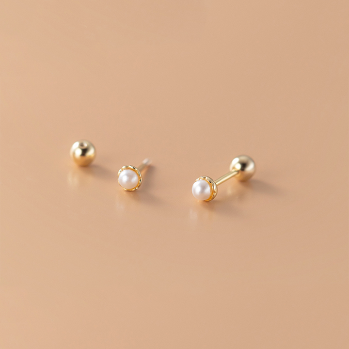 Boucle d'oreille minimaliste avec perle d'eau douce en argent 925 plaqué or - Femme. Fermeture sécurisée en boule métallique. 0,4 x 0,4 cm. 0,89 g.
