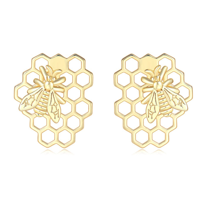 Une paire de boucles d'oreille abeille nid d'abeille en or - Femme. Un motif de nid d'abeille en relief avec une abeille délicate, évoquant la magie de la nature et l'élégance intemporelle. Dimensions : 1,8 x 1,4 cm. Poids : 3,5 g. Matériau : Cuivre. Style : Boucle d'oreille bicolore.