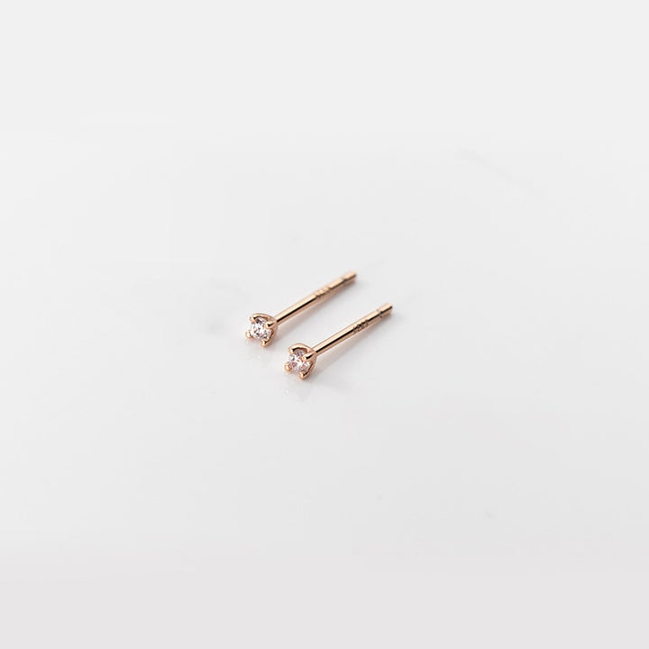 Boucle d'oreille minimaliste avec petit diamant en argent 925 - Femme. Confection raffinée avec zirconium scintillant. 0,2 cm, 0,19 g.