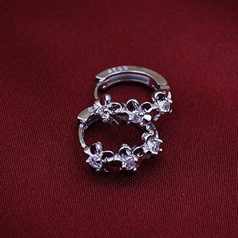 Boucle d'oreille créole fleurs strass en argent 925 - Élégance et féminité avec ces boucles d'oreille ornées de fleurs scintillantes.