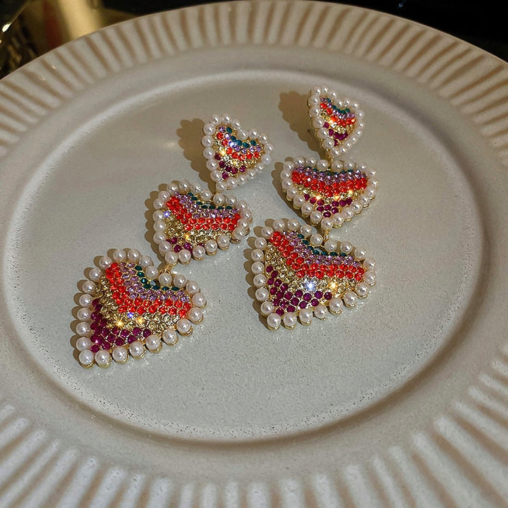 Boucles d'oreille pendantes avec cœurs, perles et strass arc-en-ciel - Femme. Élégance féminine avec des détails délicats et colorés.