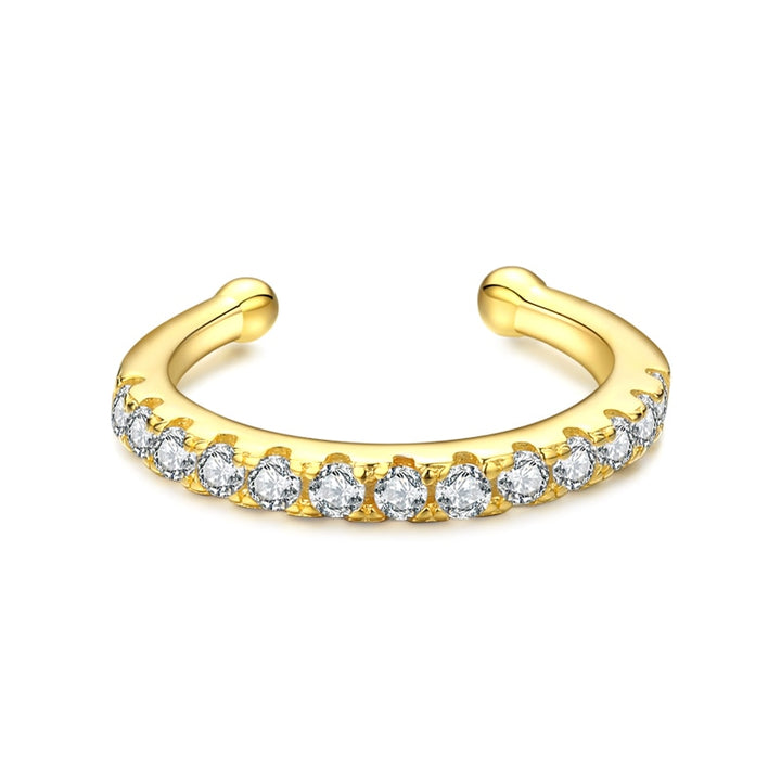 Boucle d'oreille cartilage sans trou strass - Femme - Argent 925. Un anneau en or avec des diamants étincelants.