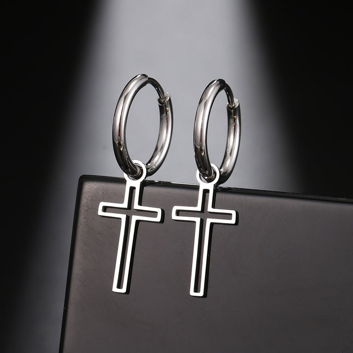 Boucles d'oreille anneau croix ajourée pendante en acier inoxydable argent, plaqué or pour femme. Détails délicats et élégance intemporelle.