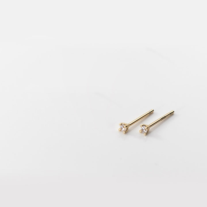 Boucle d'oreille minimaliste avec petit diamant en argent 925 - Femme. Raffinement et élégance discrète pour toutes occasions.