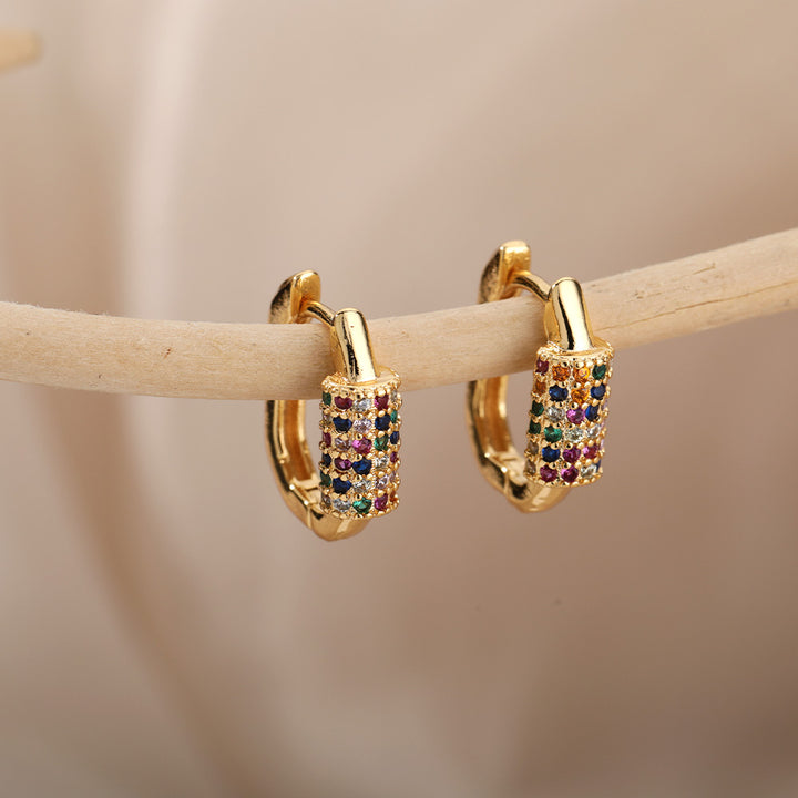 Boucle d'oreille créole ovale bague strass colorés - Femme - Acier inoxydable. Éclat et couleurs captivantes pour ces boucles d'oreille en acier inoxydable. Un arc-en-ciel de strass multicolores ajoute glamour et originalité à votre tenue. Dimensions : 20 x 15 mm.