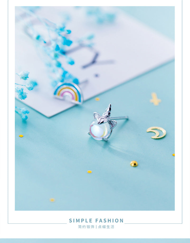 Boucles d'oreille dépareillées argent 925, arc-en-ciel et licorne en cristal. Un mélange de magie et de couleur pour votre enfant.
